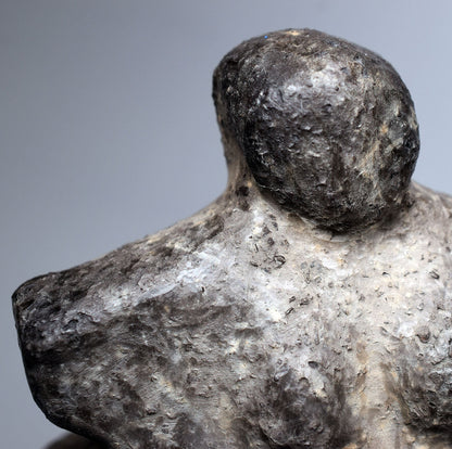 prähistorisch inspirierte Venus Skulptur - Spirituelle Dekoration aus Ton im Rauchbrand vollendet - individuelles Wohnambiente