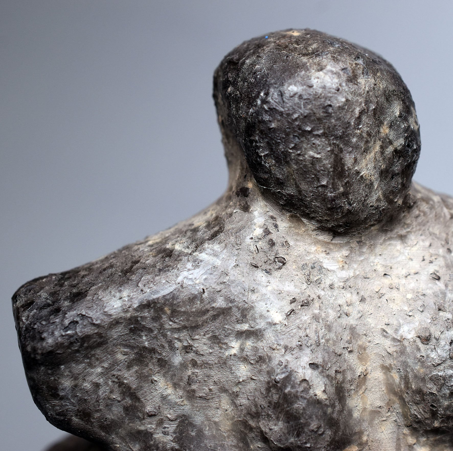 prähistorisch inspirierte Venus Skulptur - Spirituelle Dekoration aus Ton im Rauchbrand vollendet - individuelles Wohnambiente