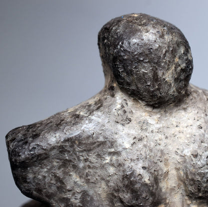 prähistorisch inspirierte Venus Skulptur - Spirituelle Dekoration aus Ton im Rauchbrand vollendet - individuelles Wohnambiente