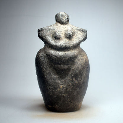 prähistorisch inspirierte Venus Skulptur - Spirituelle Dekoration aus Ton im Rauchbrand vollendet - individuelles Wohnambiente