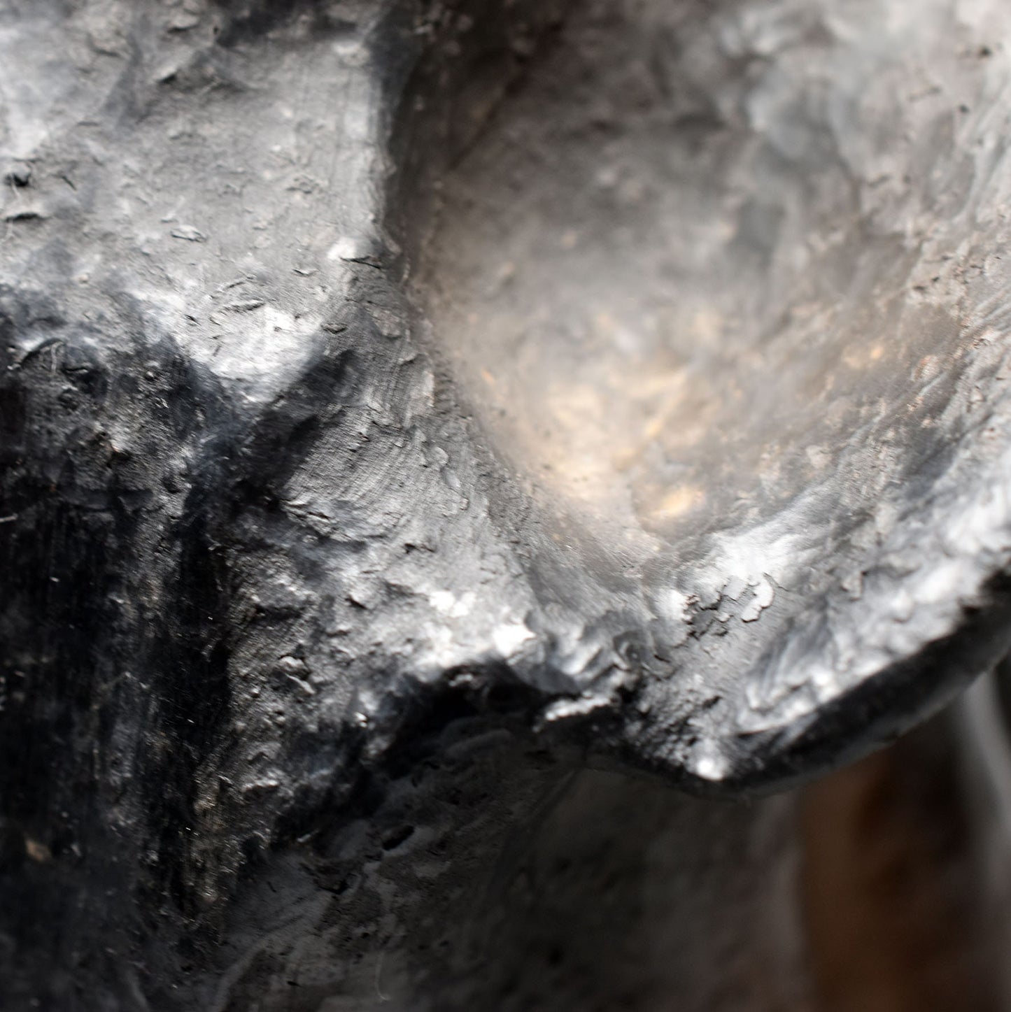 Mystische Dunkler Engel Figur - Rustikale Ton Statue für spirituelle Räume - im Rauchbrandverfahren gefärbt