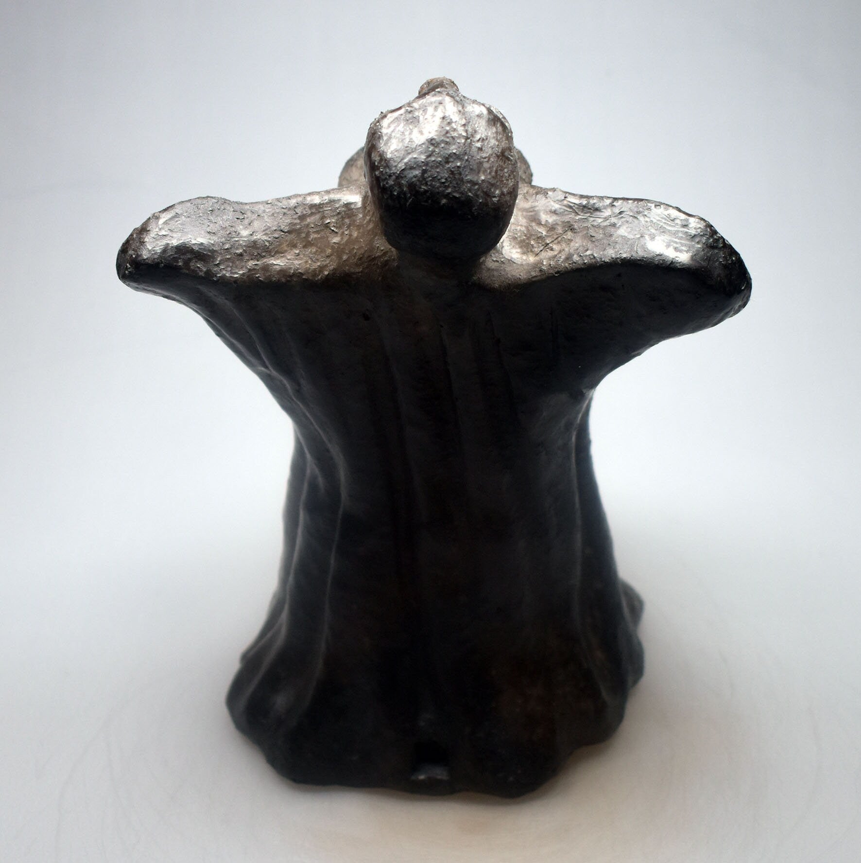 Mystische Dunkler Engel Figur - Rustikale Ton Statue für spirituelle Räume - im Rauchbrandverfahren gefärbt