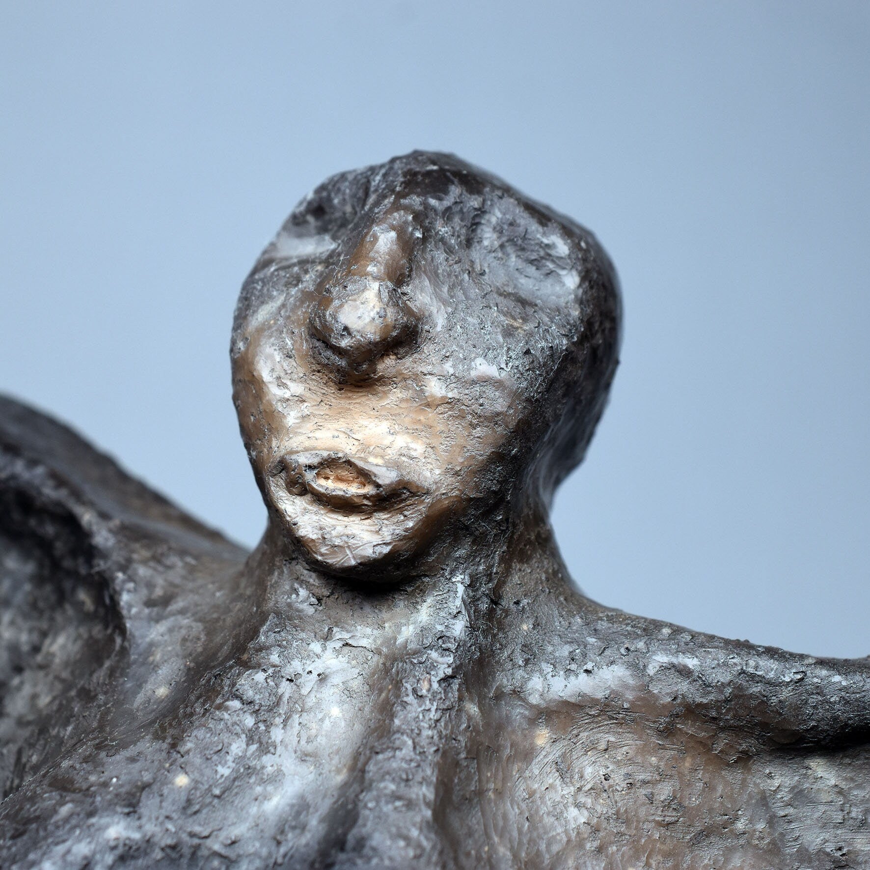 Mystische Dunkler Engel Figur - Rustikale Ton Statue für spirituelle Räume - im Rauchbrandverfahren gefärbt