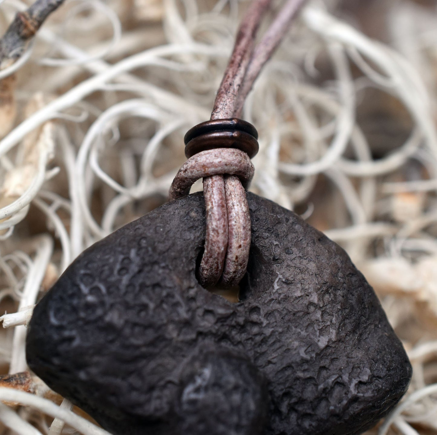 Einzigartiger Rauchbrand Amulett Talisman - Göttin der Träume mit einem Leder- oder Baumwollband