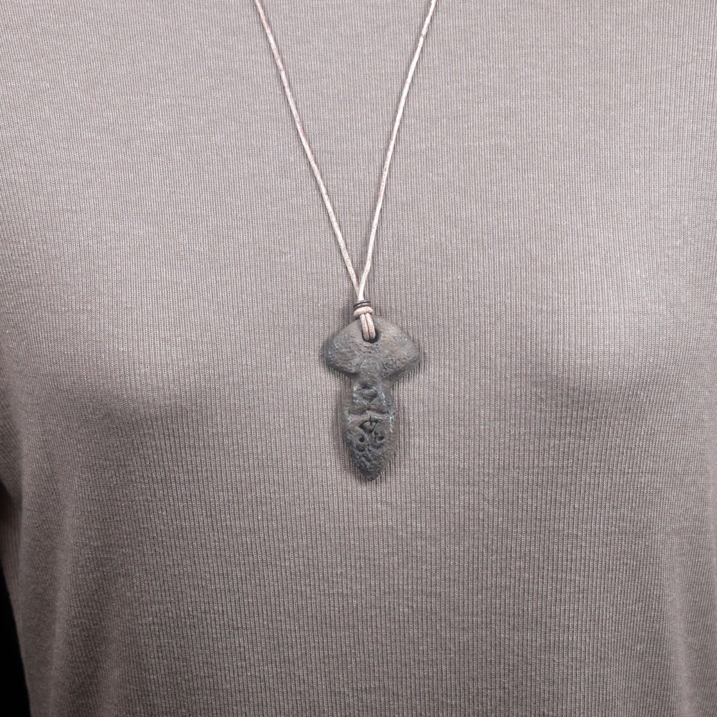 Einzigartiger Rauchbrand Amulett Talisman - Göttin der Träume mit einem Leder- oder Baumwollband