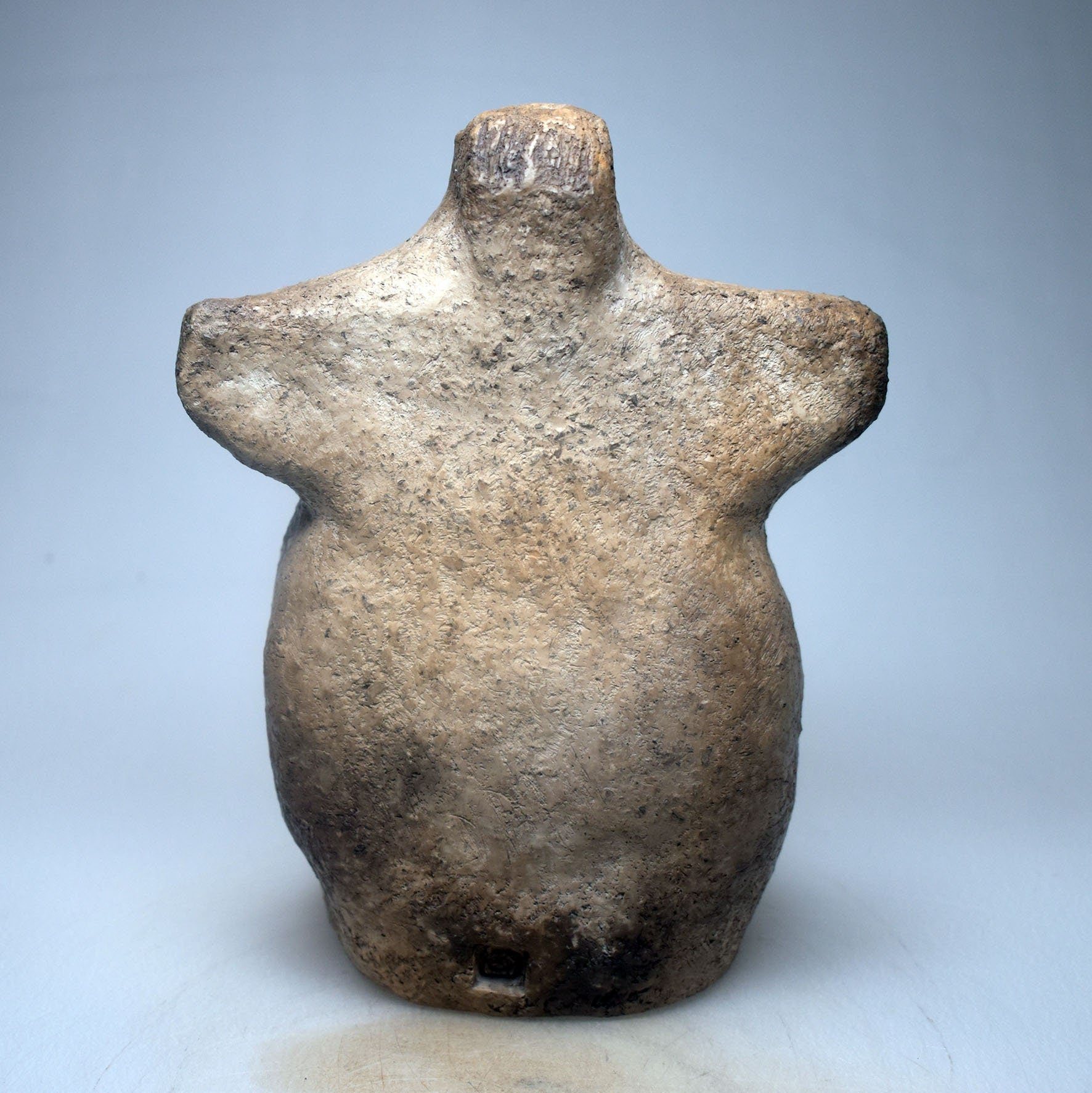 Handgefertigte prähistorische Venus Skulptur - Spirituelle Dekoration aus Ton im Rauchbrand vollendet - individuelles Wohnambiente