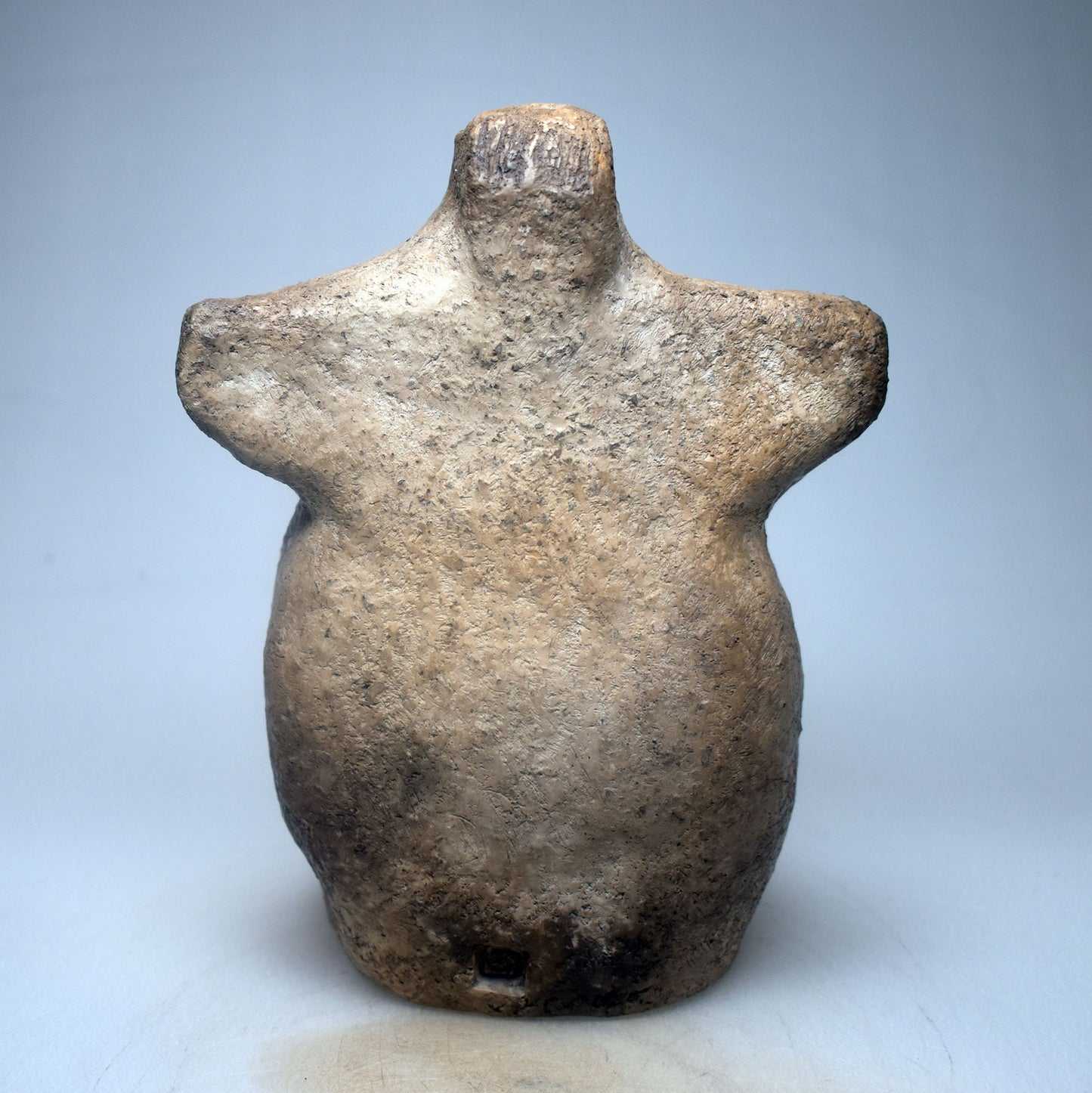 Handgefertigte prähistorische Venus Skulptur - Spirituelle Dekoration aus Ton im Rauchbrand vollendet - individuelles Wohnambiente