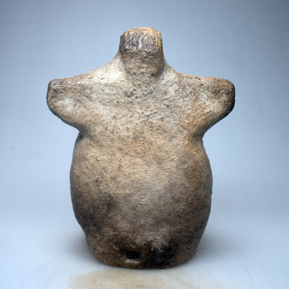 Handgefertigte prähistorische Venus Skulptur - Spirituelle Dekoration aus Ton im Rauchbrand vollendet - individuelles Wohnambiente