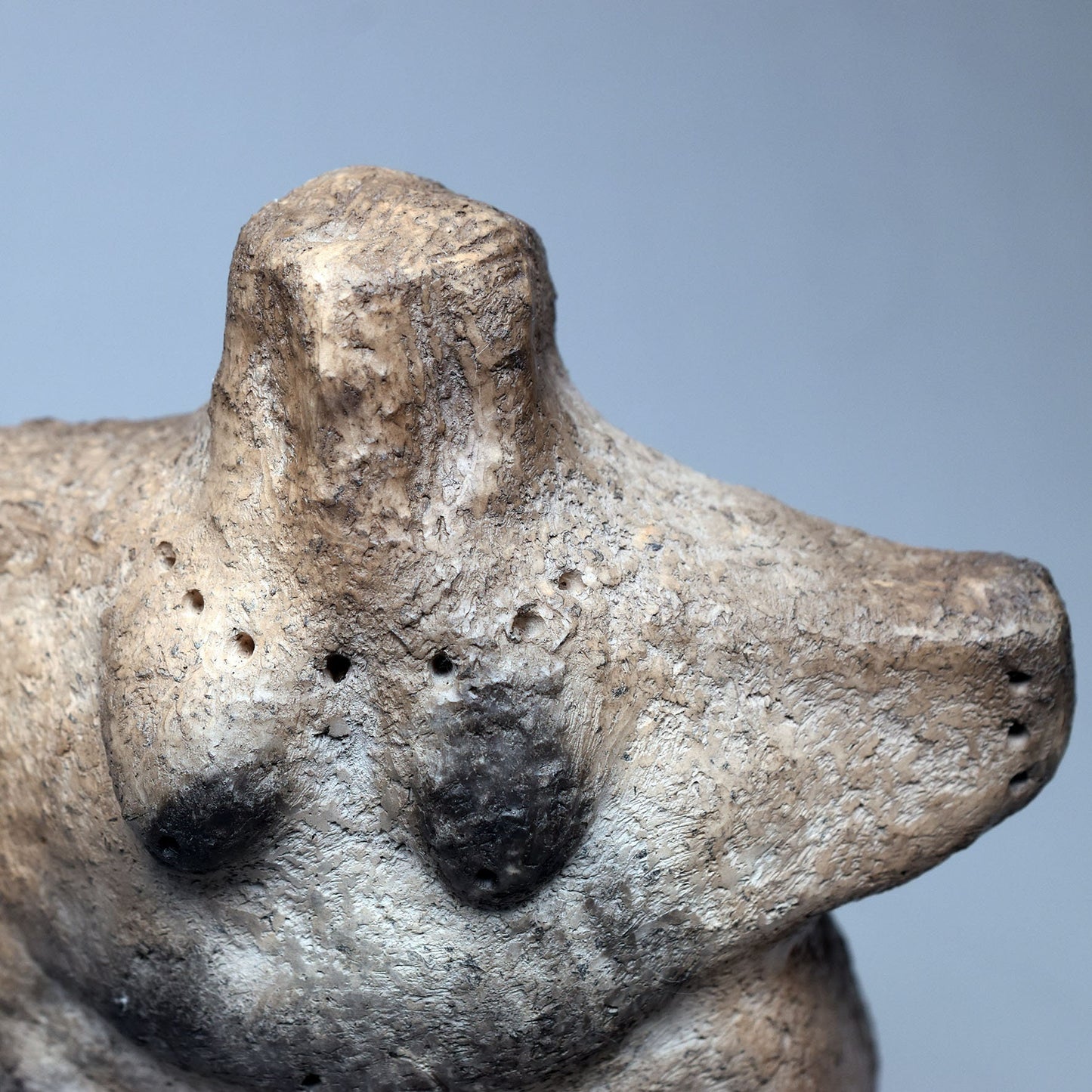 Handgefertigte prähistorische Venus Skulptur - Spirituelle Dekoration aus Ton im Rauchbrand vollendet - individuelles Wohnambiente