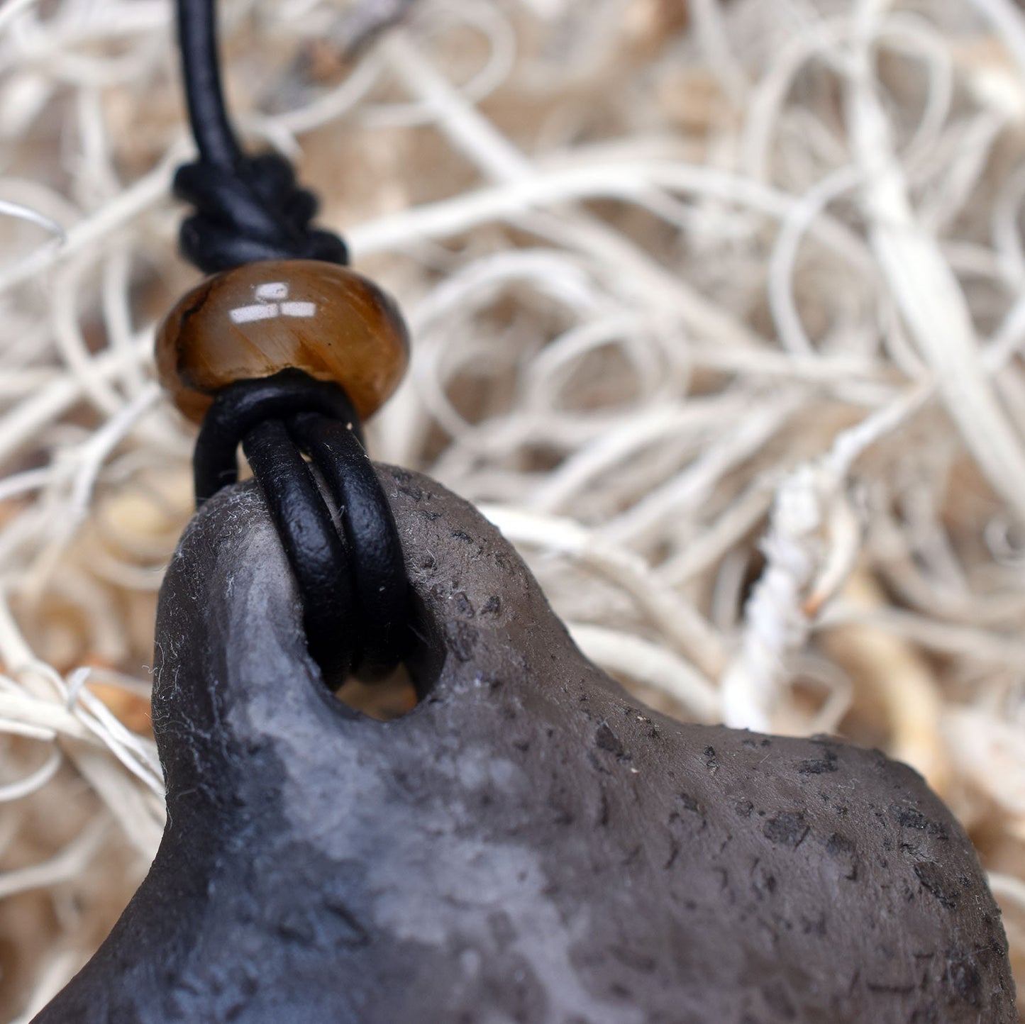 Einzigartiges handgefertigtes Amulett aus Rauchbrand-Ton – Spiritueller Glücksbringer und Fruchtbarkeitsgöttin Anhänger