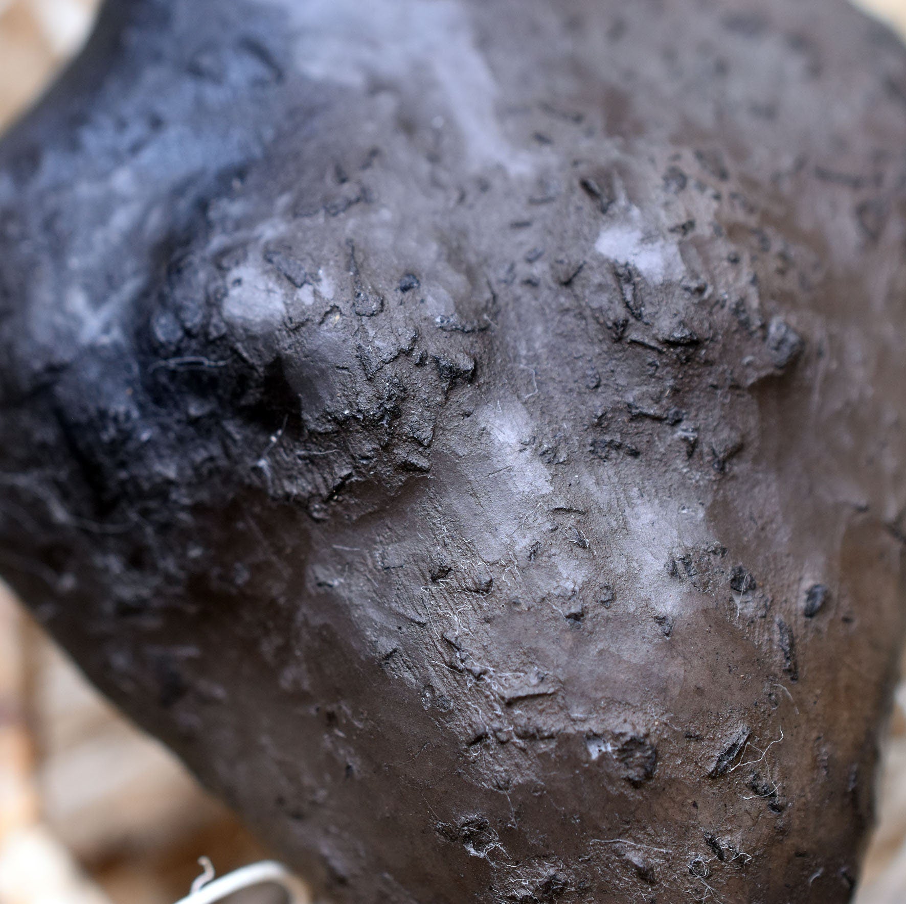 Einzigartiges handgefertigtes Amulett aus Rauchbrand-Ton – Spiritueller Glücksbringer und Fruchtbarkeitsgöttin Anhänger