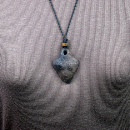 Einzigartiges handgefertigtes Amulett aus Rauchbrand-Ton – Spiritueller Glücksbringer und Fruchtbarkeitsgöttin Anhänger