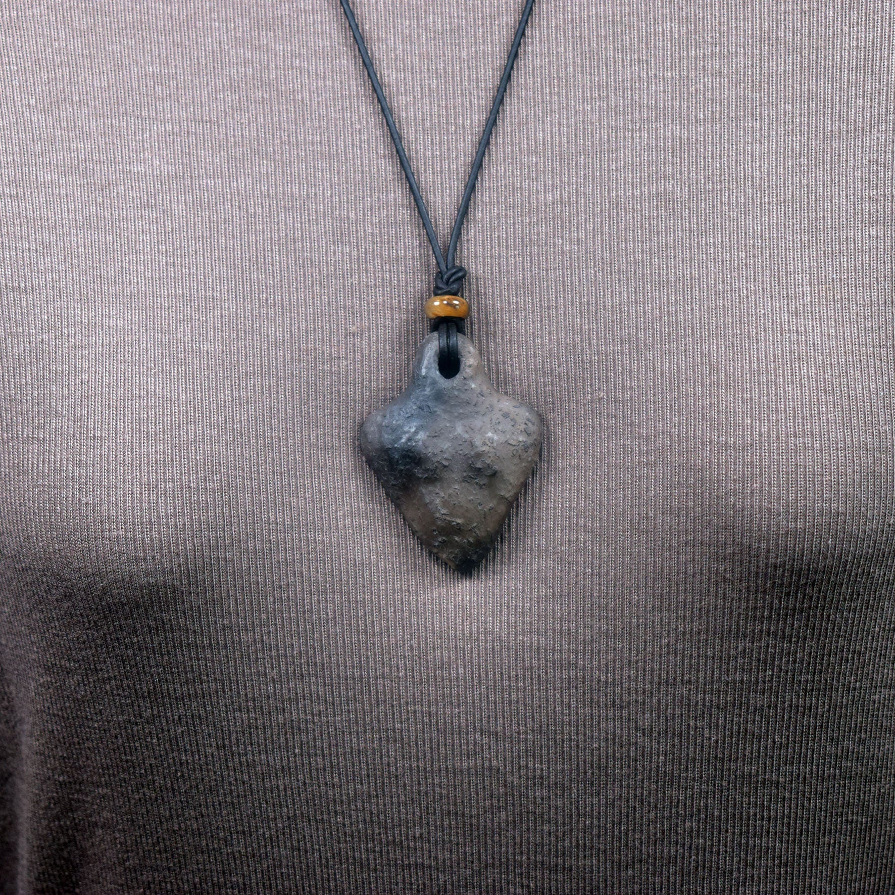 Einzigartiges handgefertigtes Amulett aus Rauchbrand-Ton – Spiritueller Glücksbringer und Fruchtbarkeitsgöttin Anhänger