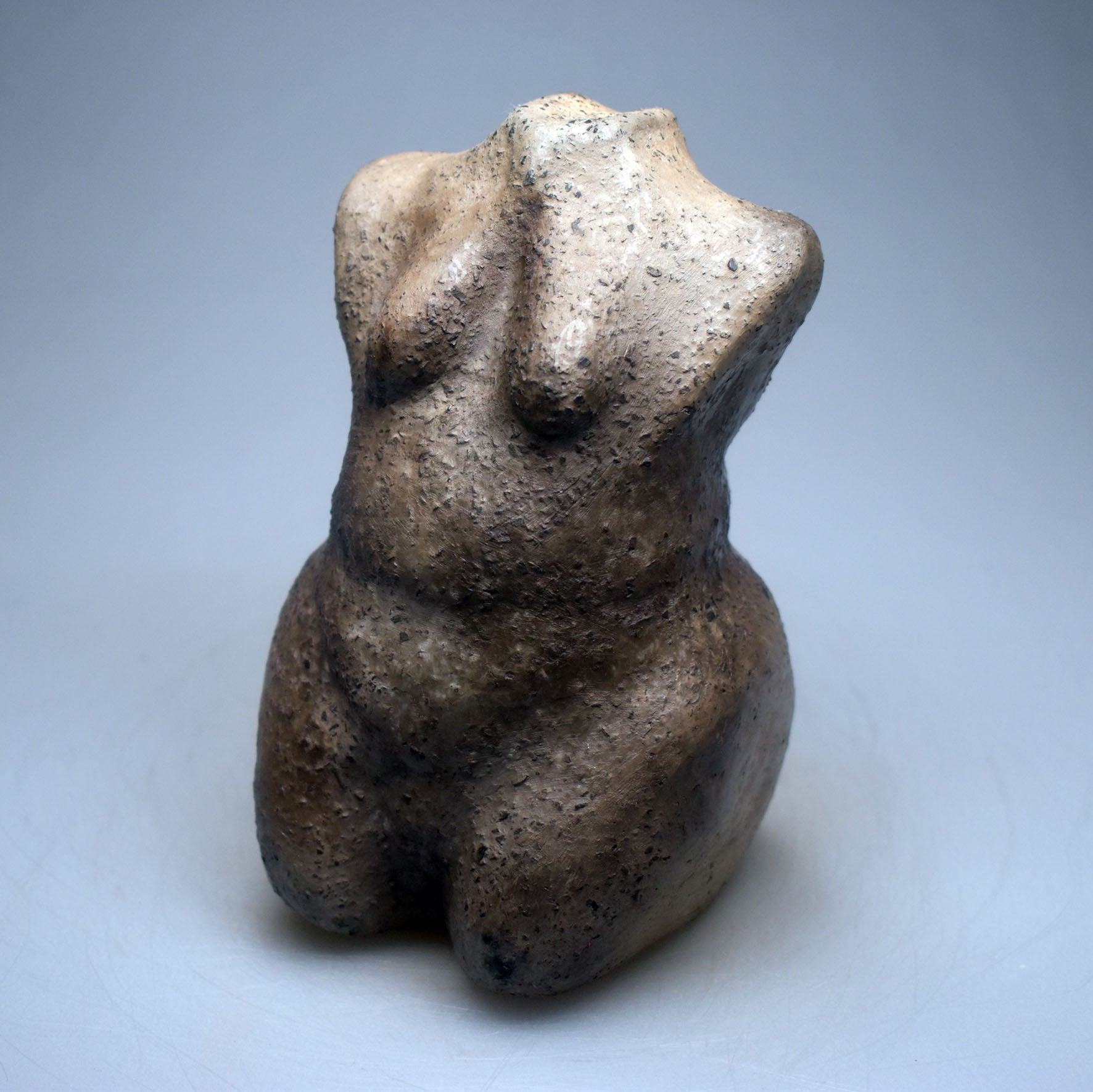 Einzigartiger Weiblicher Torso aus Ton - im Rauchbrand hergestellt - Feiere die Diversität und deine Rundungen!