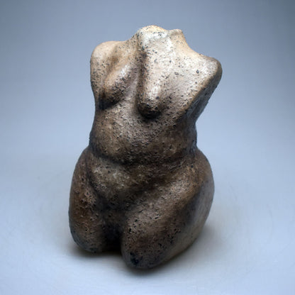 Einzigartiger Weiblicher Torso aus Ton - im Rauchbrand hergestellt - Feiere die Diversität und deine Rundungen!