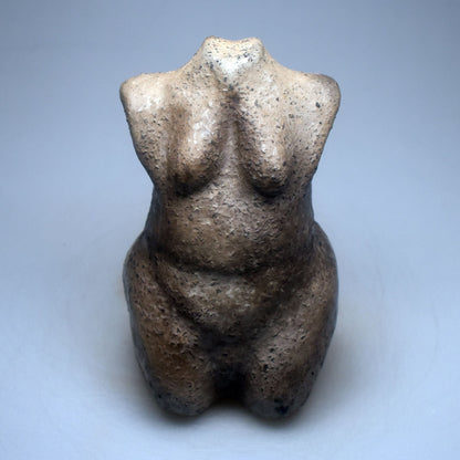 Einzigartiger Weiblicher Torso aus Ton - im Rauchbrand hergestellt - Feiere die Diversität und deine Rundungen!