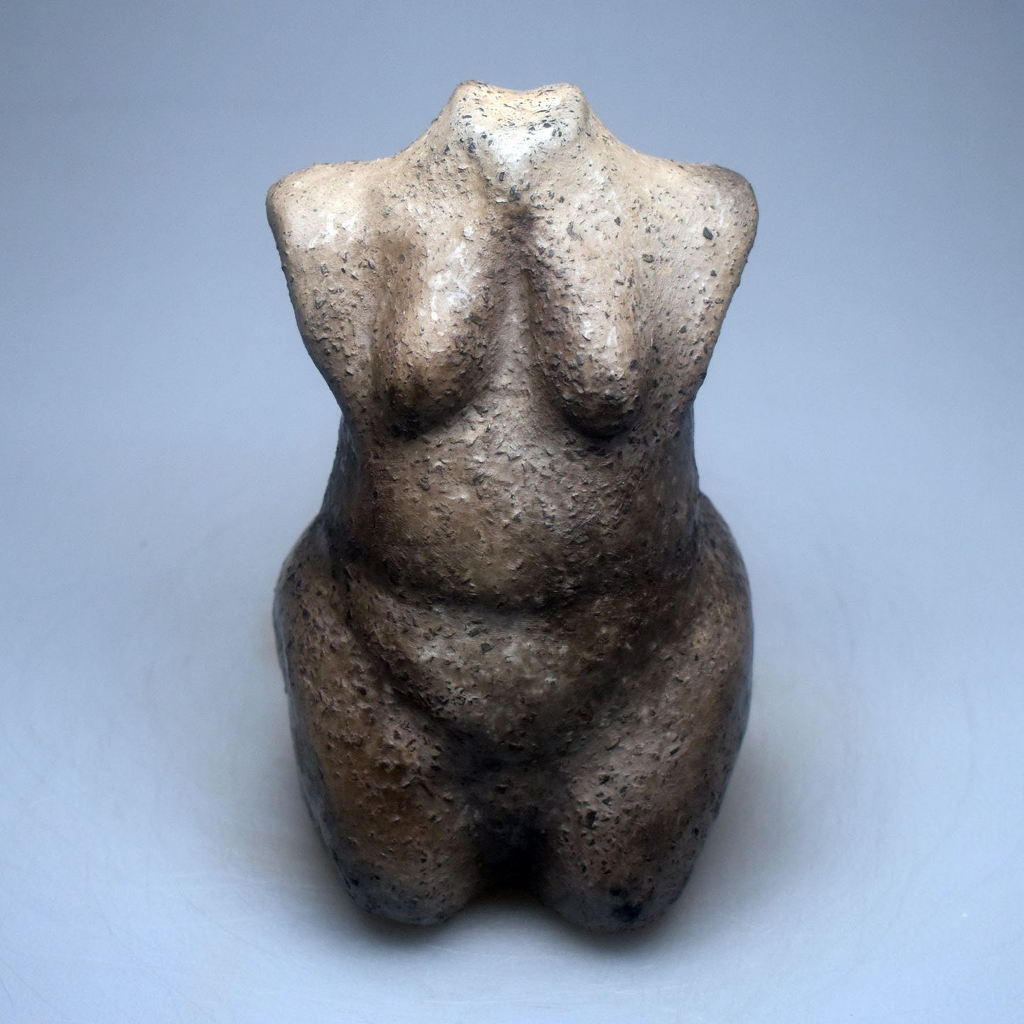 Einzigartiger Weiblicher Torso aus Ton - im Rauchbrand hergestellt - Feiere die Diversität und deine Rundungen!