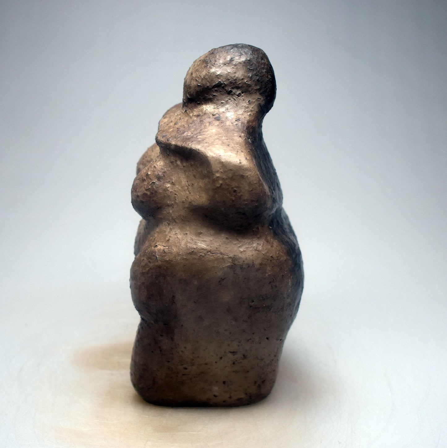 Handgefertigte Weibliche Ton-Statue - Einzigartiger Rauchbrand - Feier der Diversität und Körperpositivität