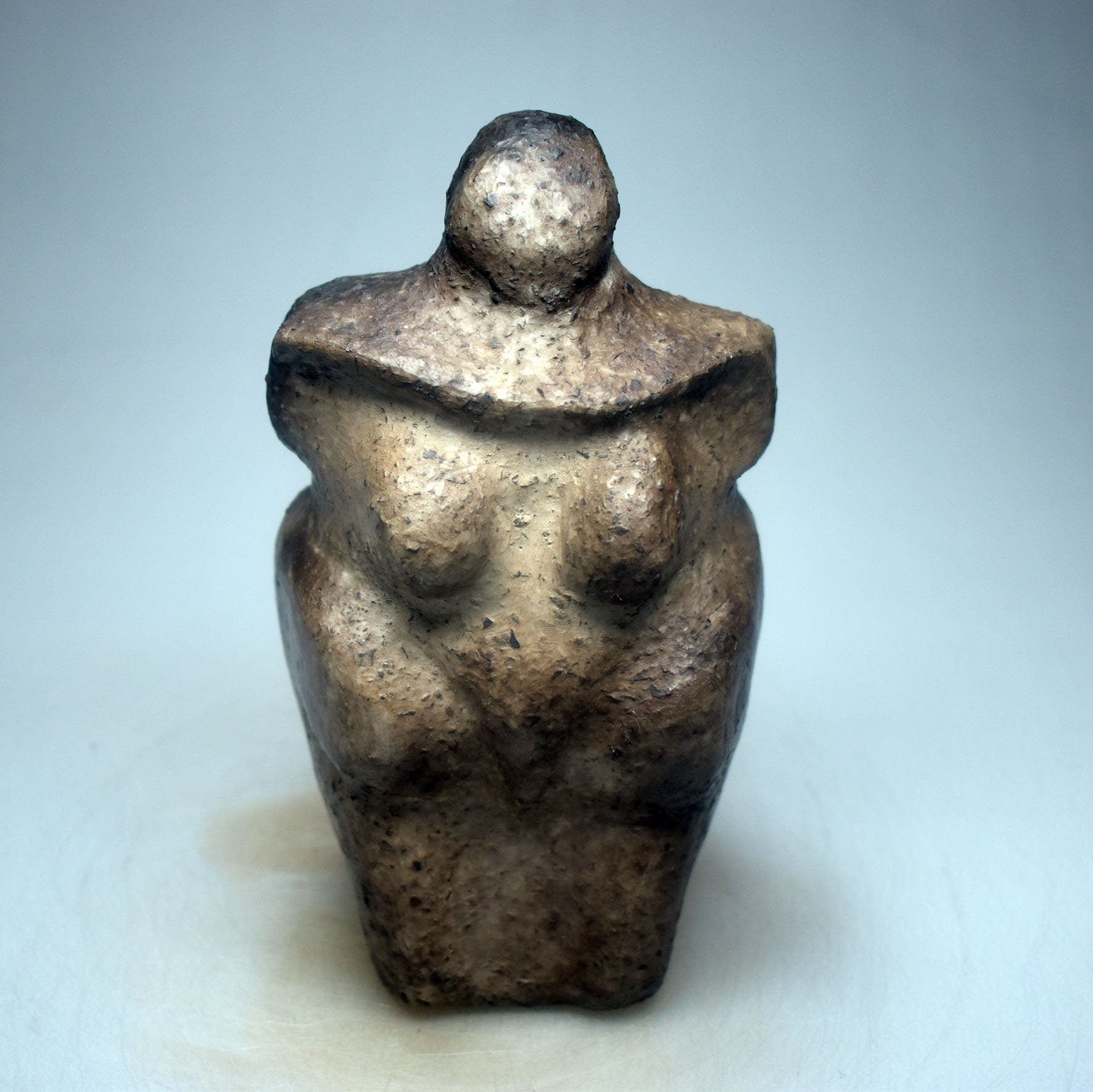 Handgefertigte Weibliche Ton-Statue - Einzigartiger Rauchbrand - Feier der Diversität und Körperpositivität
