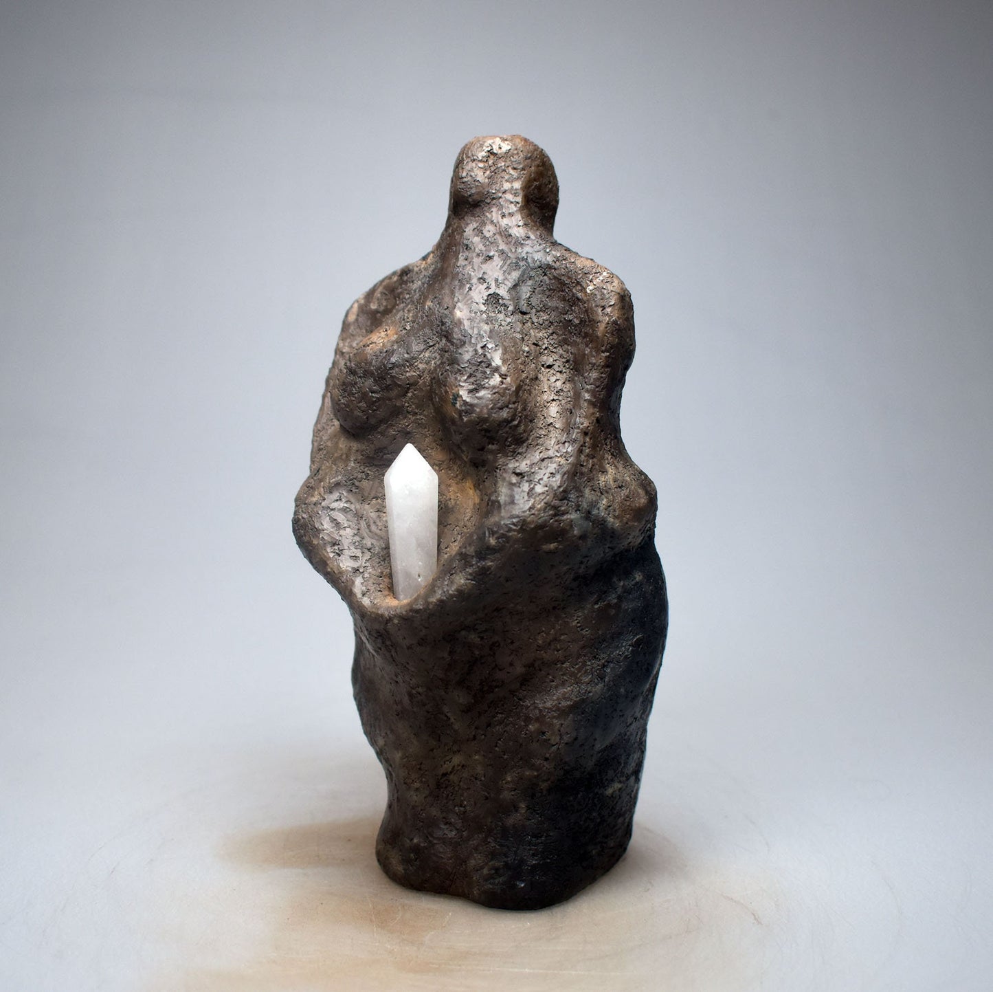 Einzigartige Handgemachte Wicca Dekoration – Göttinnenstatue aus traditionell gebranntem Ton und Heilstein Bergkristall Spitze