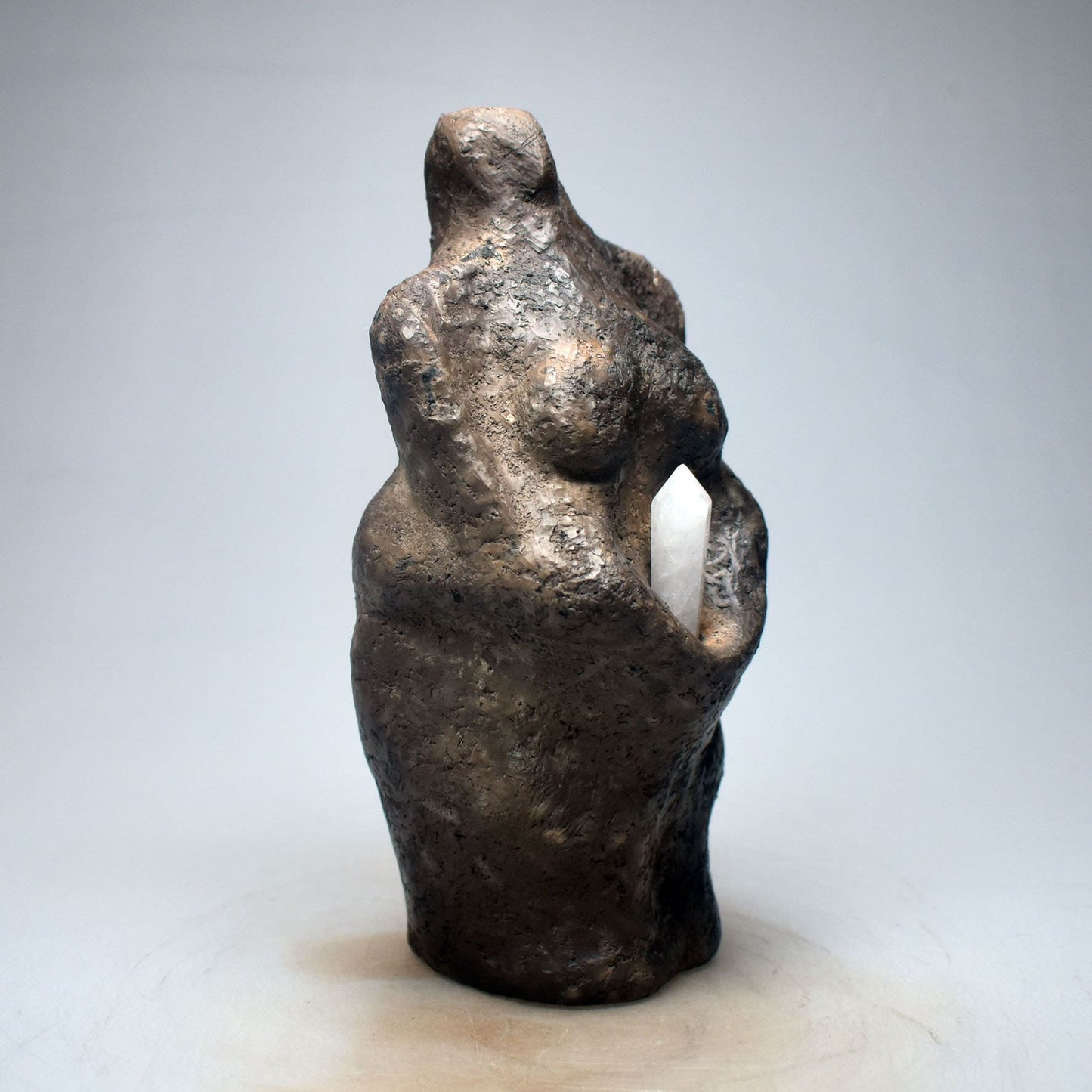 Einzigartige Handgemachte Wicca Dekoration – Göttinnenstatue aus traditionell gebranntem Ton und Heilstein Bergkristall Spitze