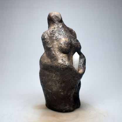 Einzigartige Handgemachte Wicca Dekoration – Göttinnenstatue aus traditionell gebranntem Ton und Heilstein Bergkristall Spitze