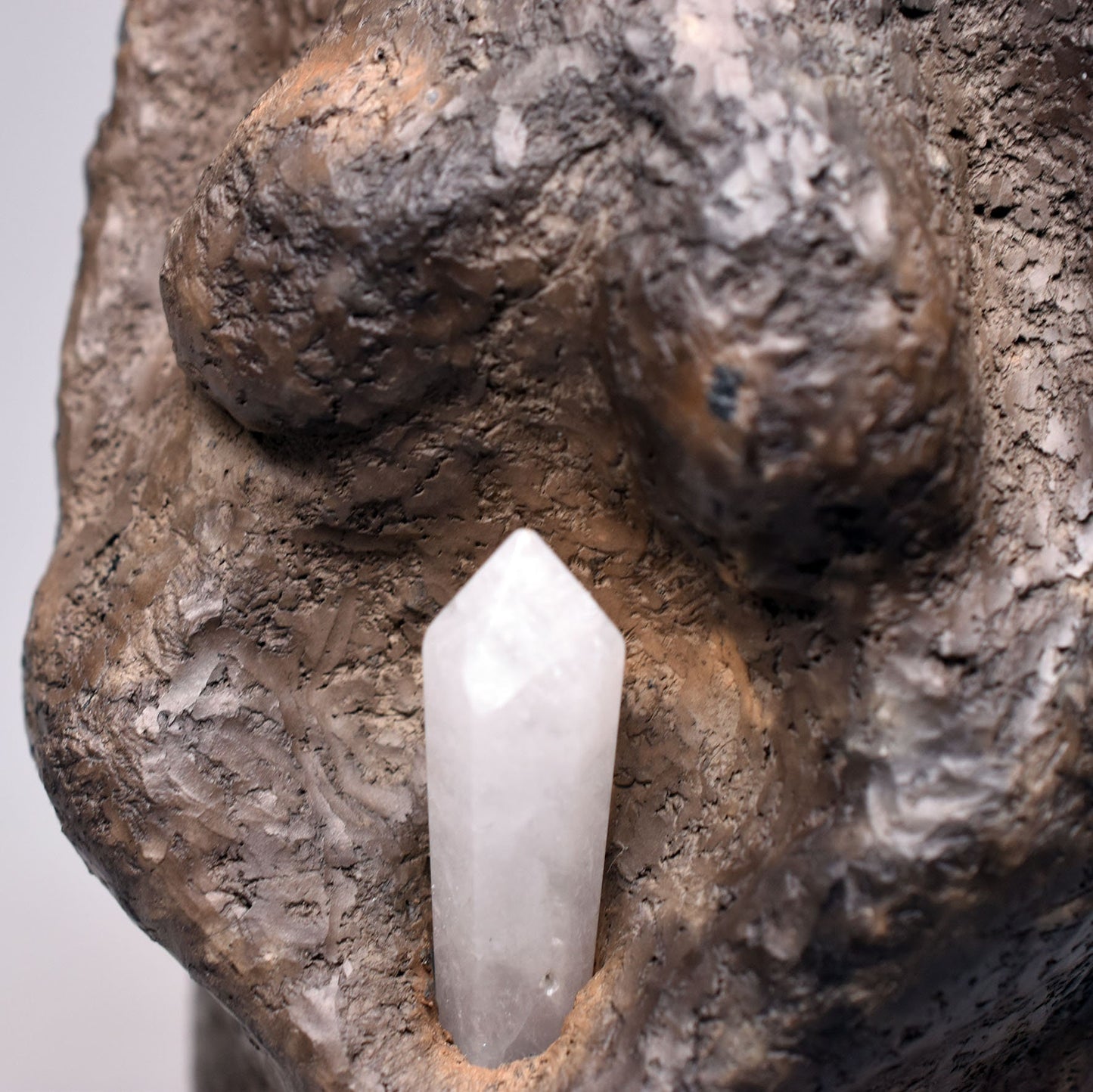 Einzigartige Handgemachte Wicca Dekoration – Göttinnenstatue aus traditionell gebranntem Ton und Heilstein Bergkristall Spitze