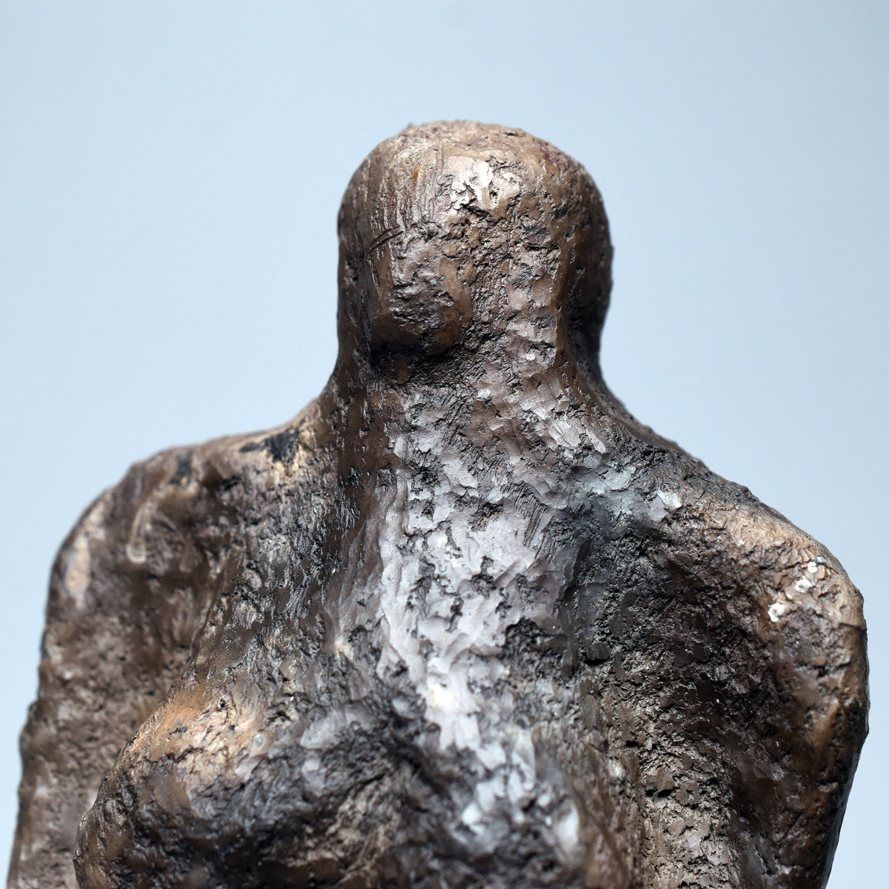 Einzigartige Handgemachte Wicca Dekoration – Göttinnenstatue aus traditionell gebranntem Ton und Heilstein Bergkristall Spitze