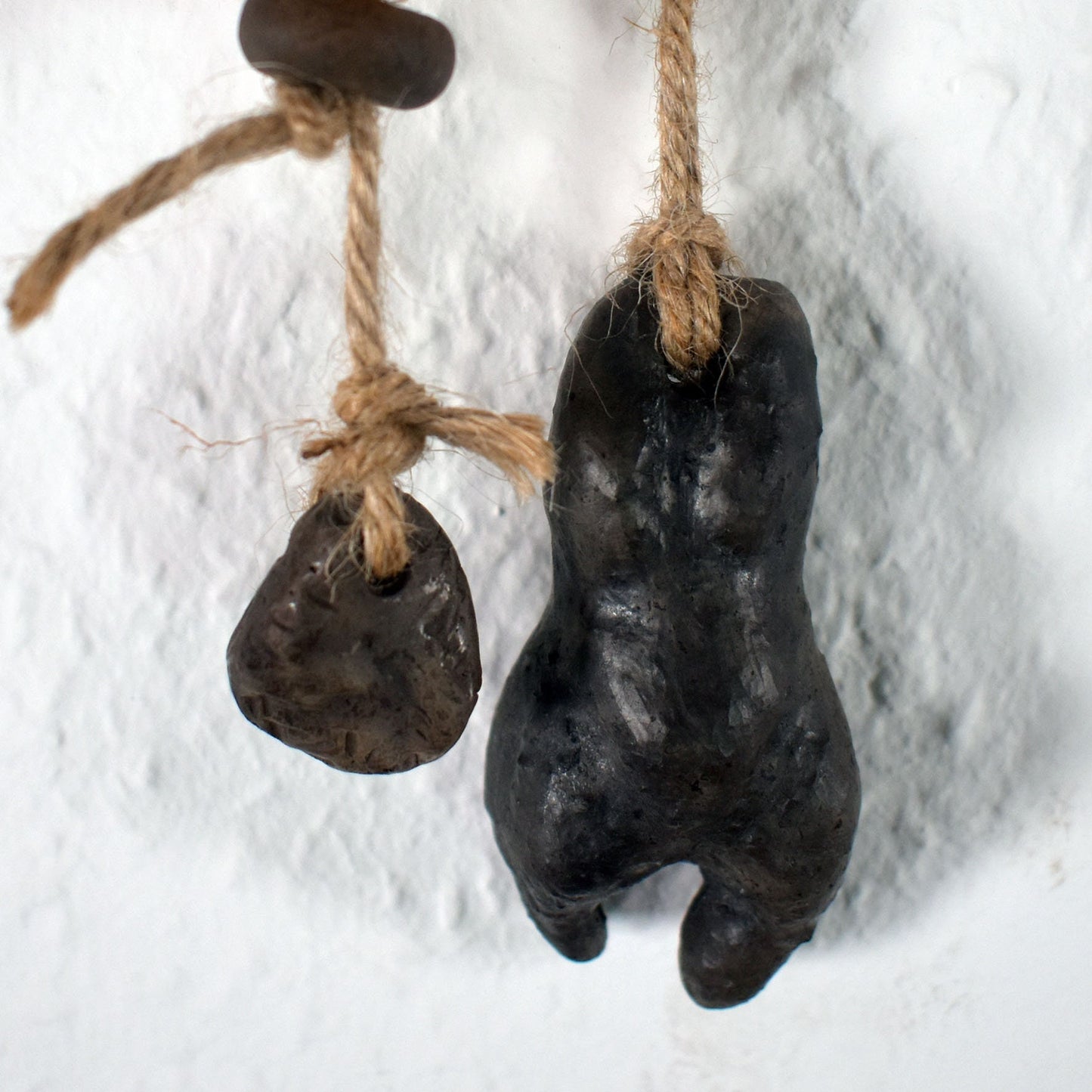 Handgemachte Hängedeko – Rustikale Fensterdeko oder Wanddeko - Prähistorische Kunst - Venus von Laussel