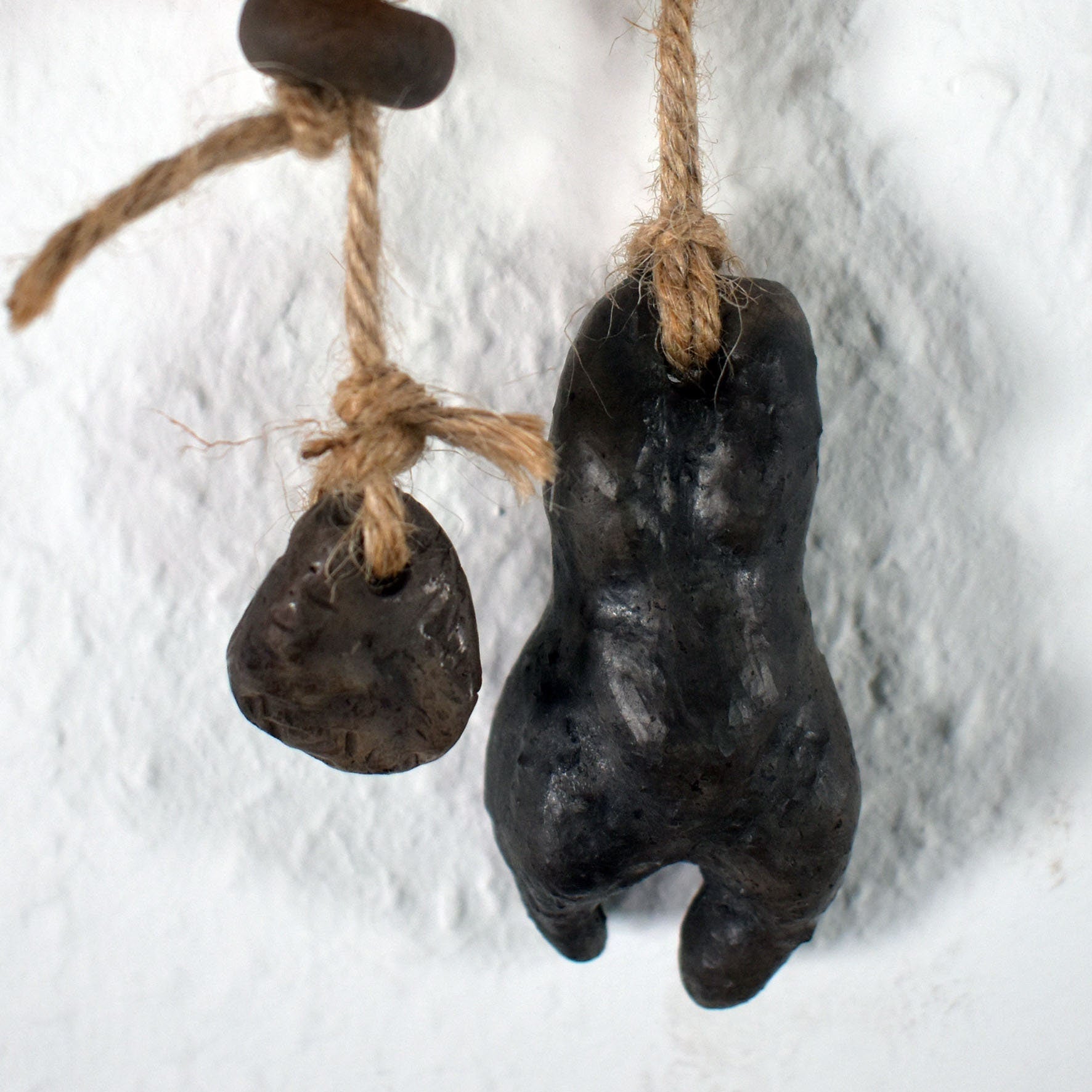 Handgemachte Hängedeko – Rustikale Fensterdeko oder Wanddeko - Prähistorische Kunst - Venus von Laussel
