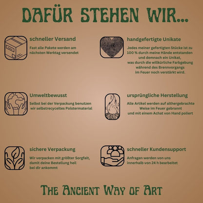 Einzigartige Tonskulptur mit Inlay aus Bronzit auf Stele - Matriarchatsgöttin - Handgefertigte Keramik Kunst - im Rauchbrand vollendet