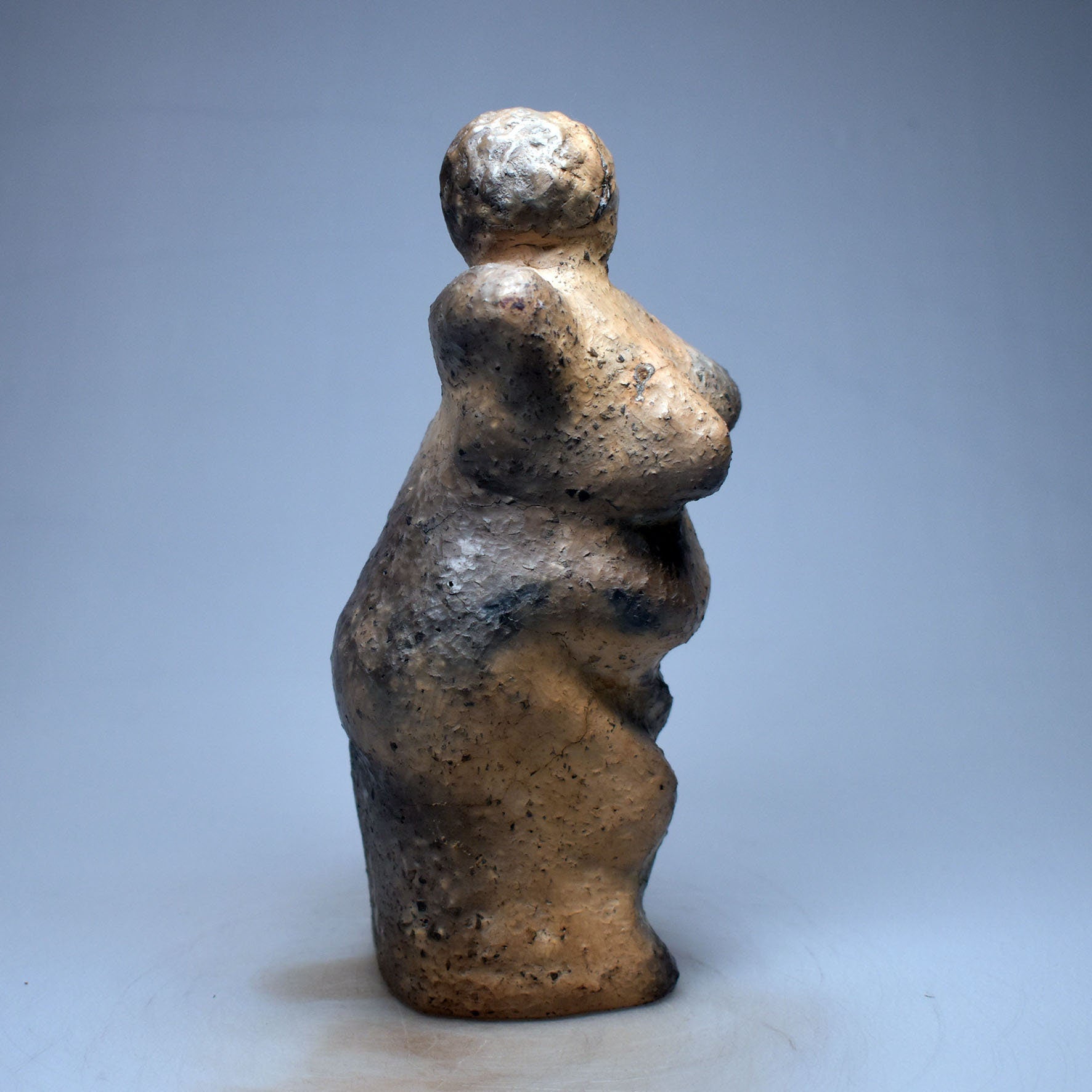Venus von Willendorf neu gedacht - Handgefertigte Rauchbrand-Venus-Skulptur - Hommage an die Weiblichkeit -