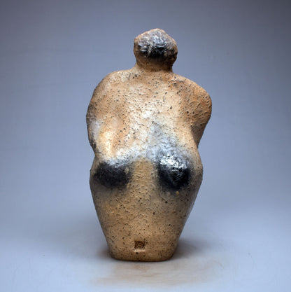 Venus von Willendorf neu gedacht - Handgefertigte Rauchbrand-Venus-Skulptur - Hommage an die Weiblichkeit -