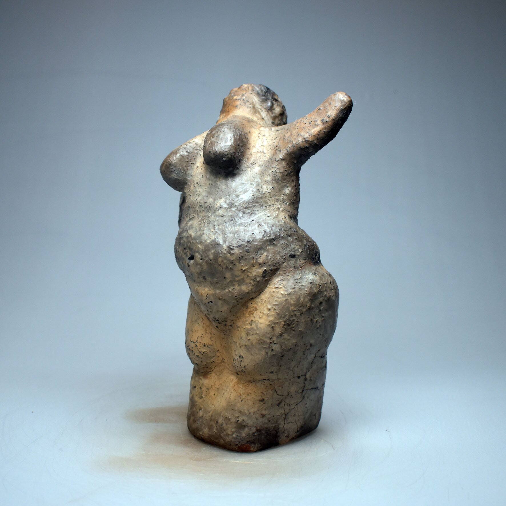 Venus von Willendorf neu gedacht - Handgefertigte Rauchbrand-Venus-Skulptur - Hommage an die Weiblichkeit -