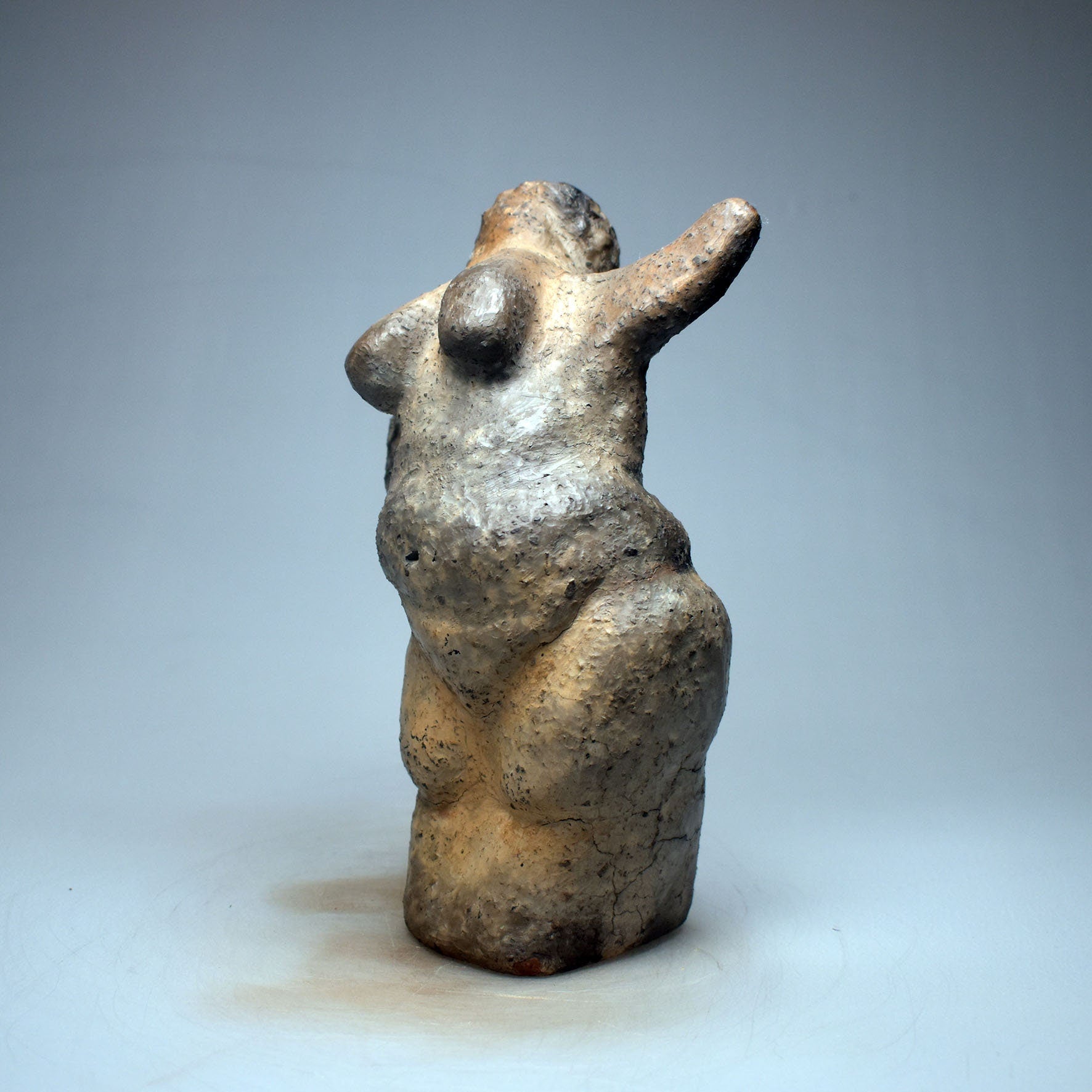 Venus von Willendorf neu gedacht - Handgefertigte Rauchbrand-Venus-Skulptur - Hommage an die Weiblichkeit -