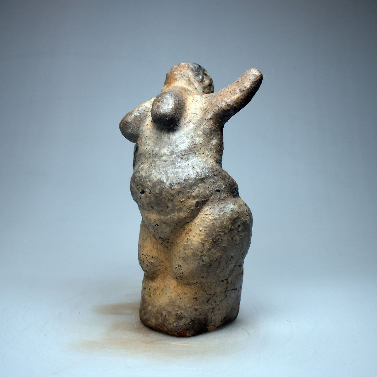 Tanzende Göttin Skulptur Ton, archaische Frauenfigur handgemacht, spirituelle Altar Deko, Venus Statue Keramik Unikat SKU253