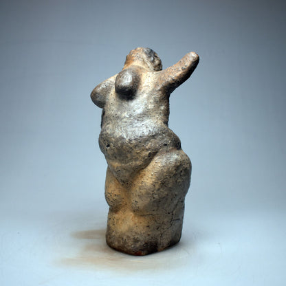 Tanzende Göttin Skulptur Ton, archaische Frauenfigur handgemacht, spirituelle Altar Deko, Venus Statue Keramik Unikat SKU253