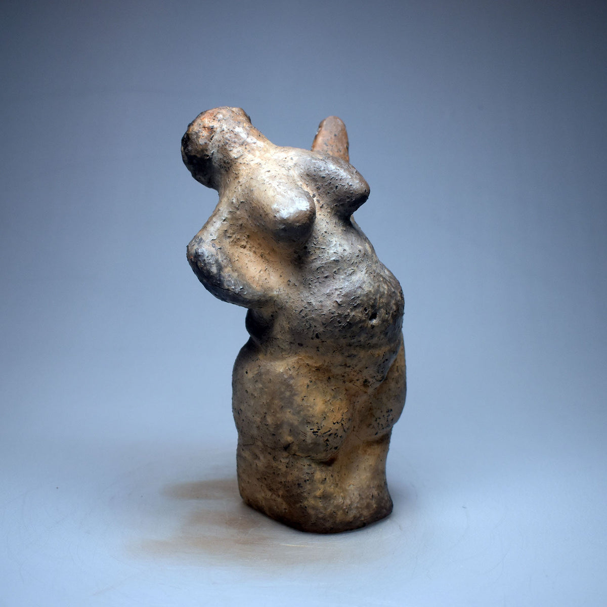 Tanzende Göttin Skulptur Ton, archaische Frauenfigur handgemacht, spirituelle Altar Deko, Venus Statue Keramik Unikat SKU253