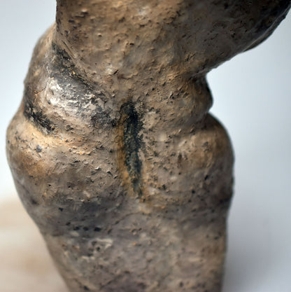Tanzende Göttin Skulptur Ton, archaische Frauenfigur handgemacht, spirituelle Altar Deko, Venus Statue Keramik Unikat SKU253