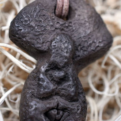 Einzigartiger Rauchbrand Amulett Talisman - Göttin der Träume mit einem Leder- oder Baumwollband