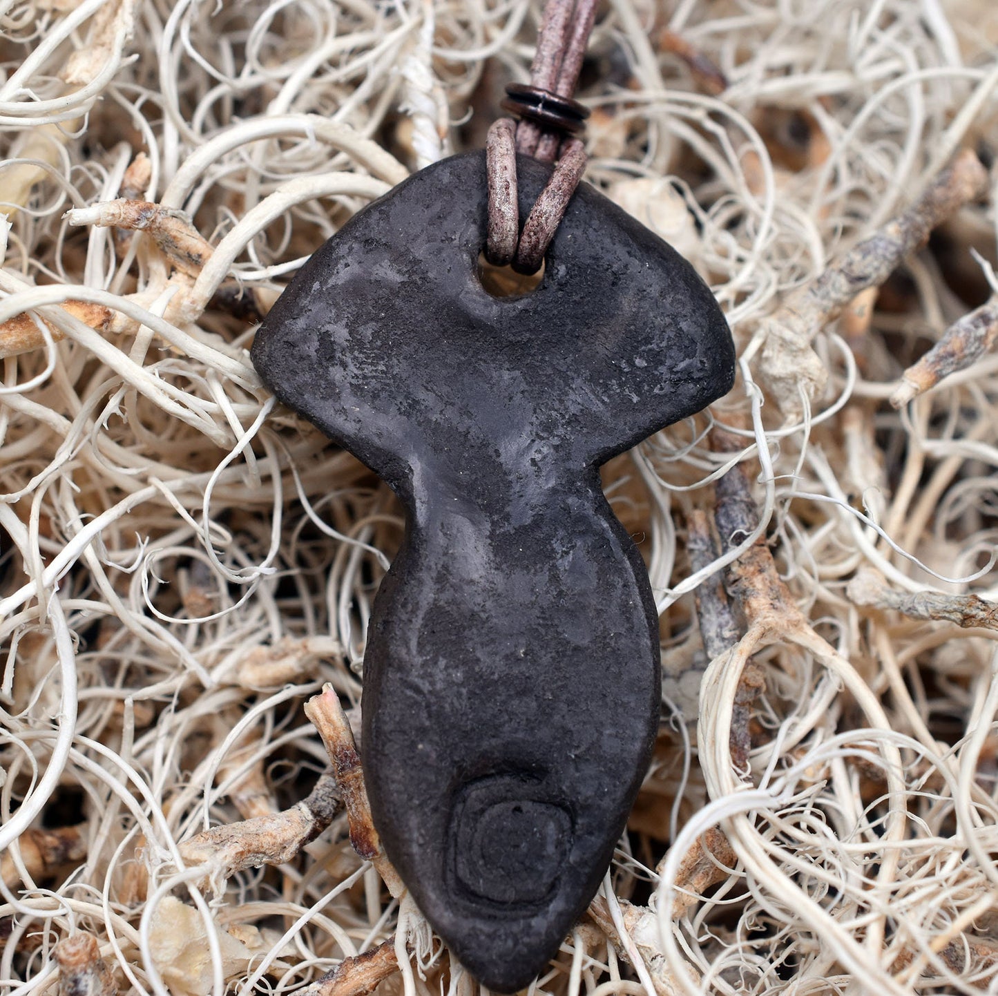 Einzigartiger Rauchbrand Amulett Talisman - Göttin der Träume mit einem Leder- oder Baumwollband