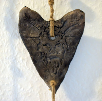 Einzigartige Rauchbrand Kunst: Handgemachte rustikale Fenster- oder Wanddeko mit Hirschgott Cernunnos Motiv