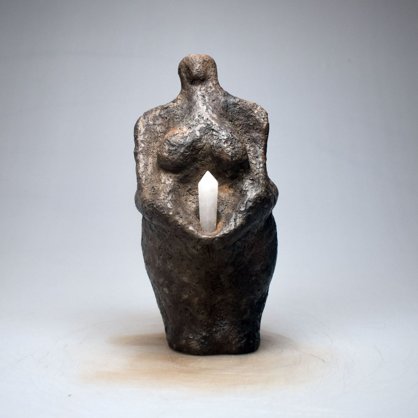 Einzigartige Handgemachte Wicca Dekoration – Göttinnenstatue aus traditionell gebranntem Ton und Heilstein Bergkristall Spitze