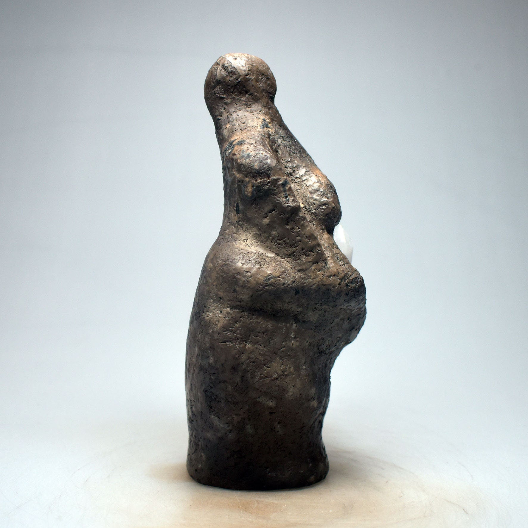 Einzigartige Handgemachte Wicca Dekoration – Göttinnenstatue aus traditionell gebranntem Ton und Heilstein Bergkristall Spitze