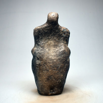 Einzigartige Handgemachte Wicca Dekoration – Göttinnenstatue aus traditionell gebranntem Ton und Heilstein Bergkristall Spitze