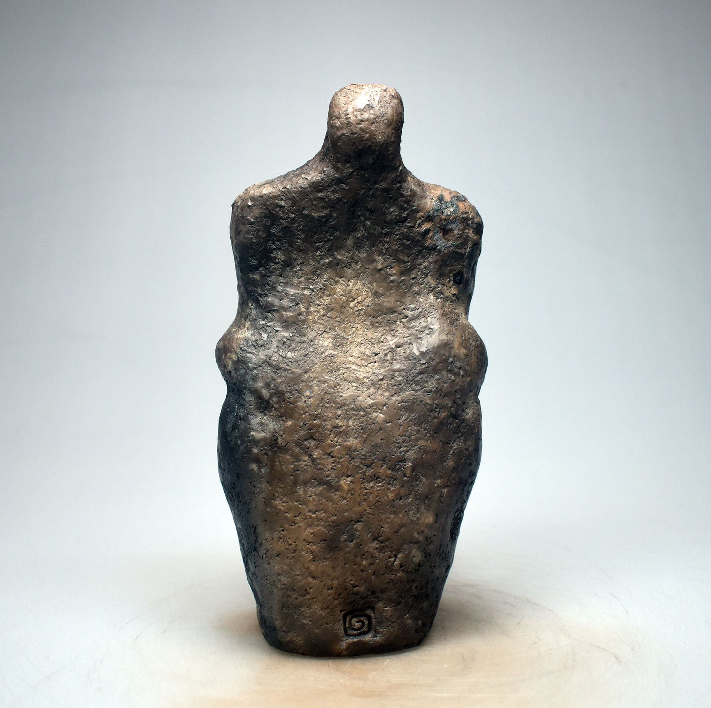 Einzigartige Handgemachte Wicca Dekoration – Göttinnenstatue aus traditionell gebranntem Ton und Heilstein Bergkristall Spitze