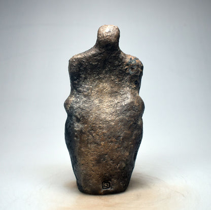 Einzigartige Handgemachte Wicca Dekoration – Göttinnenstatue aus traditionell gebranntem Ton und Heilstein Bergkristall Spitze