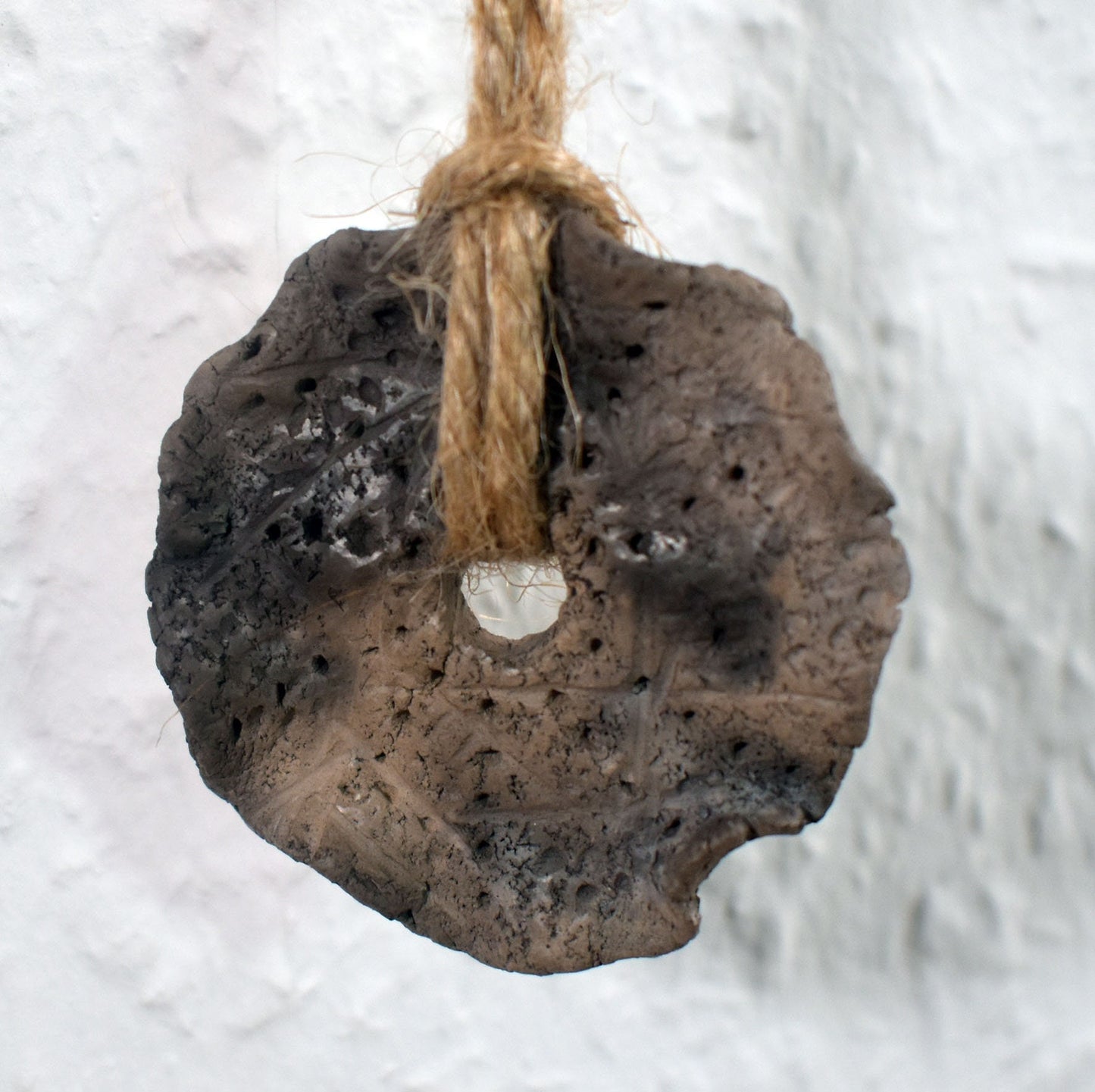 Handgemachte Hängedeko – Rustikale Fensterdeko oder Wanddeko - Prähistorische Kunst - Venus von Laussel