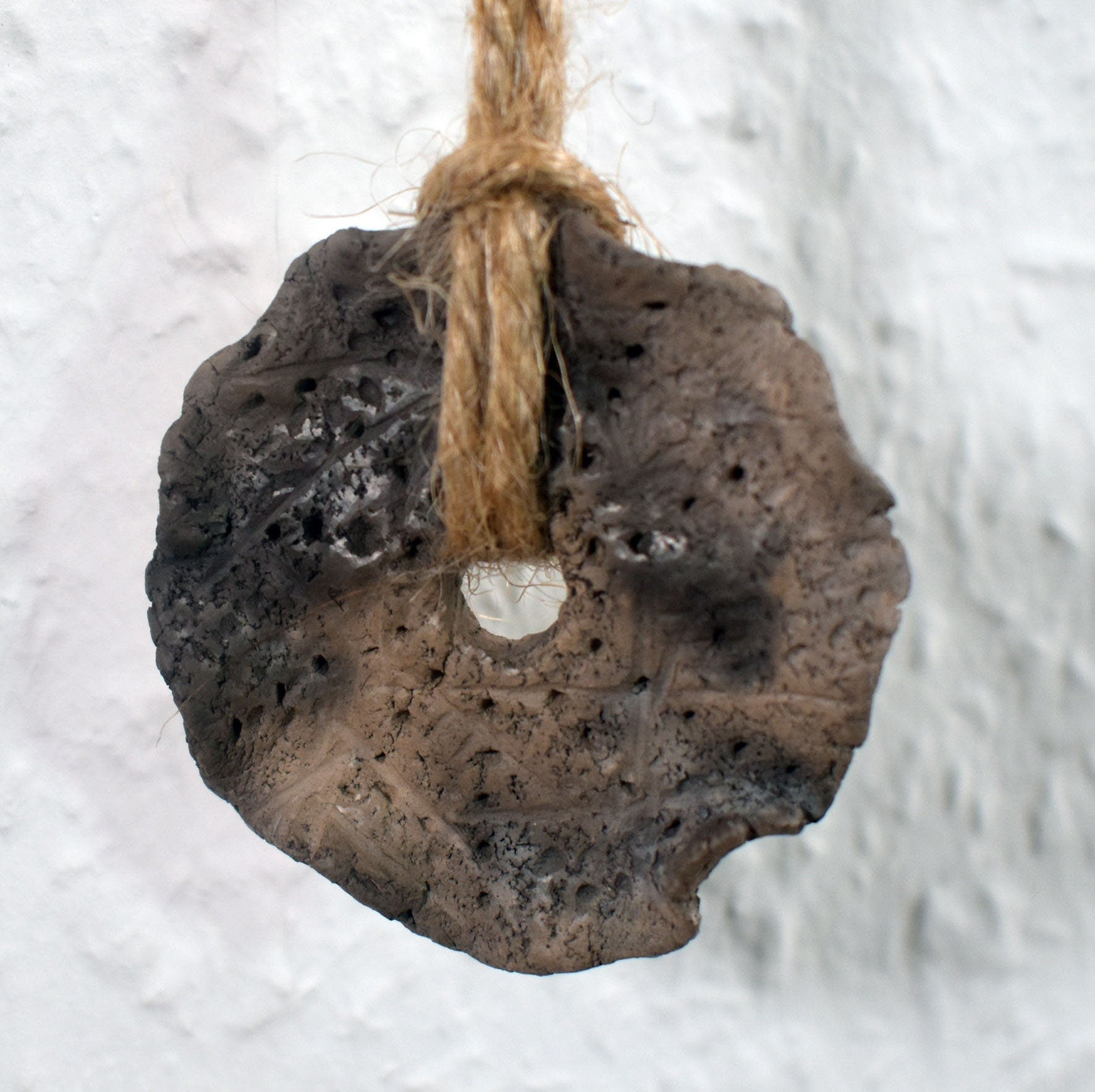 Handgemachte Hängedeko – Rustikale Fensterdeko oder Wanddeko - Prähistorische Kunst - Venus von Laussel