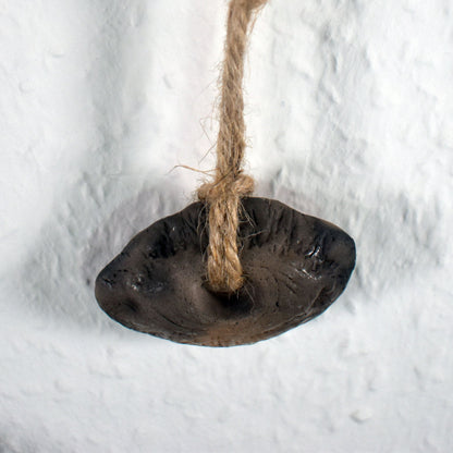 Handgemachte Hängedeko – Rustikale Fensterdeko oder Wanddeko - Prähistorische Kunst - Venus von Laussel